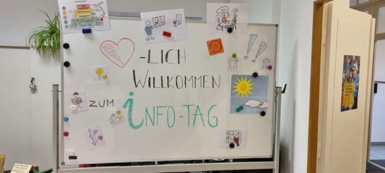 Ein Whiteboard auf dem steht: Herzlich willkommen zum Infotag.