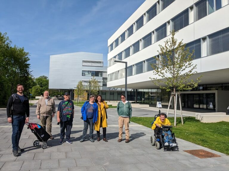 Gruppenfoto der Agentur Sonnenklar Drehscheibe Peer Streitschlichtung vor der FH St. Pölten