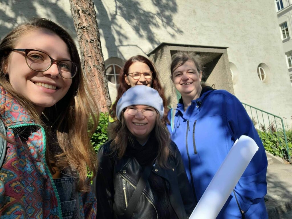 Gruppenfoto von Kolleginnen der Agentur Sonnenklar vor einem Workshoptermin.