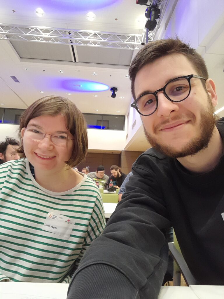 Selfie von Luise und Christian. Sie lachen beide in die Kamera.