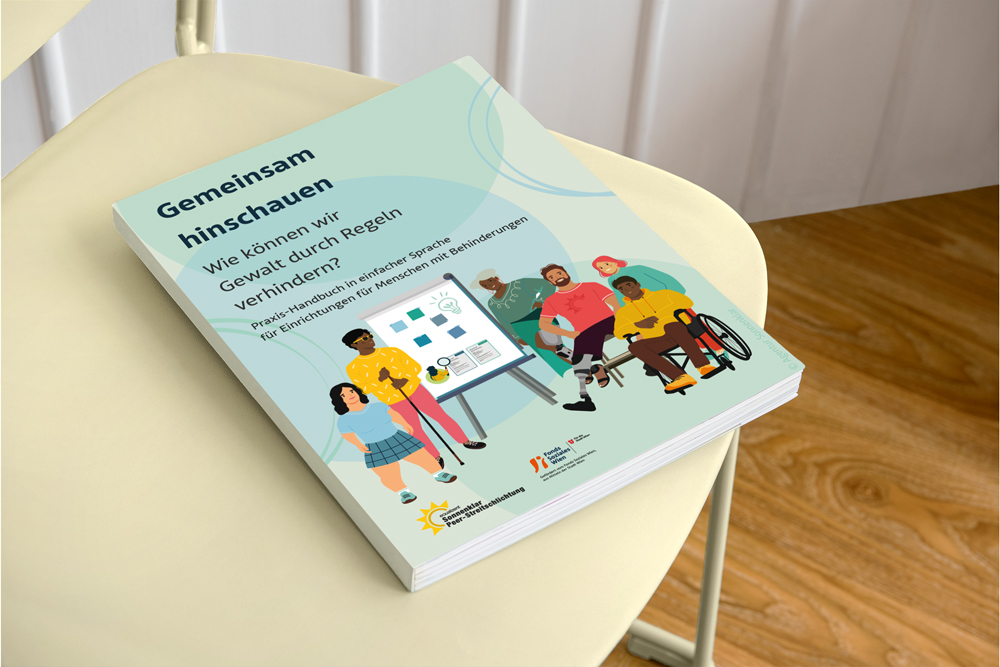 Das Handbuch der Agentur Sonnenklar mit dem Namne: Gemeinsam hinschauen liegt auf einem Stuhl.